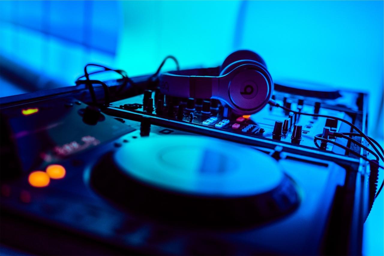 Cómo convertirse en DJ: una guía para principiantes